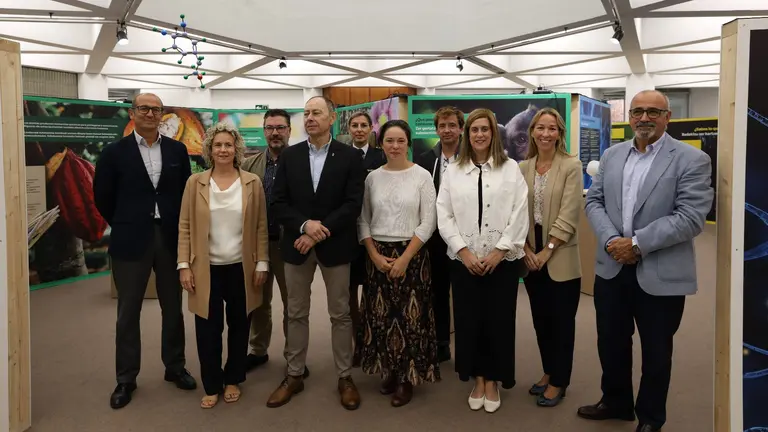 De izquierda a derecha,  Javier Fern&aacute;ndez Valdivielso, director Fundaci&oacute;n Caja Navarra; Carmen Esther Onieva, gerente de los centros El Molino; Xabier Landa, director de El Molino Fundaci&oacute;n Ciganda Ferrer; Jos&eacute; &Aacute;ngel Andr&eacute;s Guti&eacute;rrez, presidente Fundaci&oacute;n Caja Navarra; Imelda Rey, inspectora Polic&iacute;a Nacional; Marta Revuelta, comisaria de la exposici&oacute;n; Oihan Iturbide, director de Yonki Books; Idoia Pardavila, profesora de la Universidad de Navarra; Elena Puerta, catedr&aacute;tica de la Universidad de Navarra, Ignacio L&oacute;pez-Go&ntilde;i, director del Museo de Ciencias Universidad de Navarra. UNIVERSIDAD DE NAVARRA