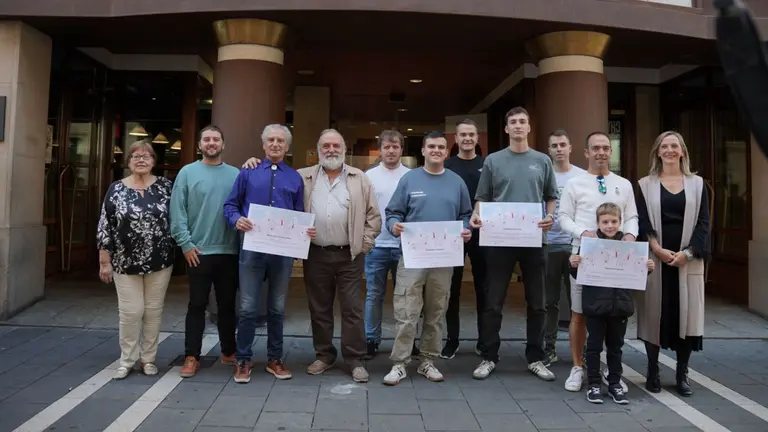 Imagen de familia con los ganadores del concurso  M&uacute;sica en la Calle Caravinagre del Hotel Maisonnave. CEDIDA