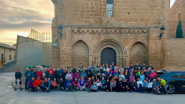 Imagen de familia de los participantes en la VIII Marcha Popular de Carcastillo. CEDIDA