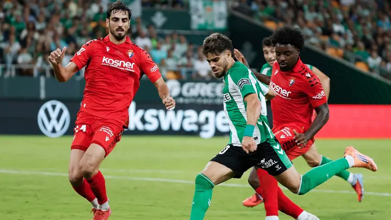 Abdessamad Ezzalzouli 'Abde', del Real Betis, durante el partido de Laliga que Betis y Osasuna disputan este domingo en el estadio de La Cartuja. EFE/Julio Muñoz