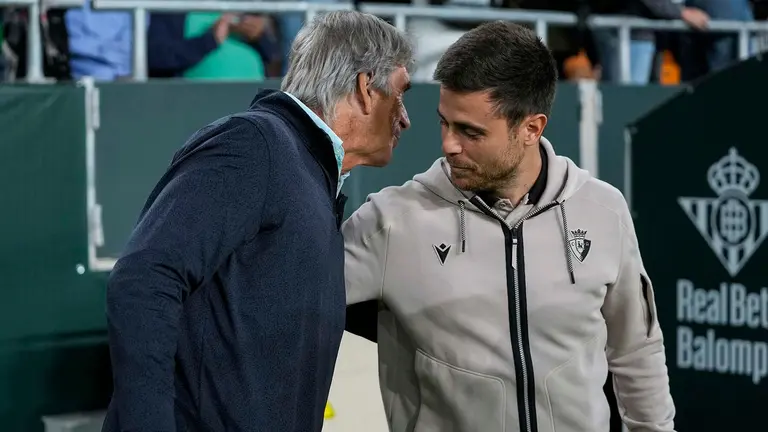 Alessio Lisci y Manuel Pellegrini, durante el partido entre Betis y Osasuna. Joaquin Corchero / AFP7 / Europa Press
