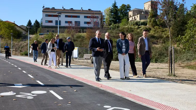 El consejero de Cohesión Territorial, Óscar Chivite, acompañado del alcalde de Cendea de Cizur, Rafael Ansó y la directora general de Transportes y Movilidad Sostenible, Berta Miranda. GOBIERNO DE NAVARRA