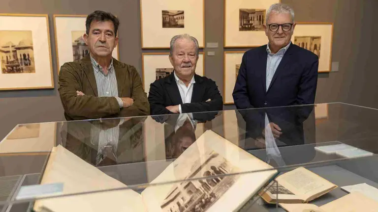 Javier Pi&ntilde;ar y Carlos S&aacute;nchez, comisarios de la muestra, junto a Valent&iacute;n Vallhonrat, adjunto al director del MUN. MANUEL CASTELLS / MUN