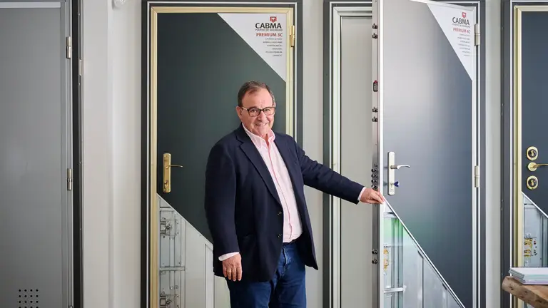 César Luna, de Puertas Carrascal, en su local de la calle Julián Gayarre 44 de Pamplona. PABLO LASAOSA