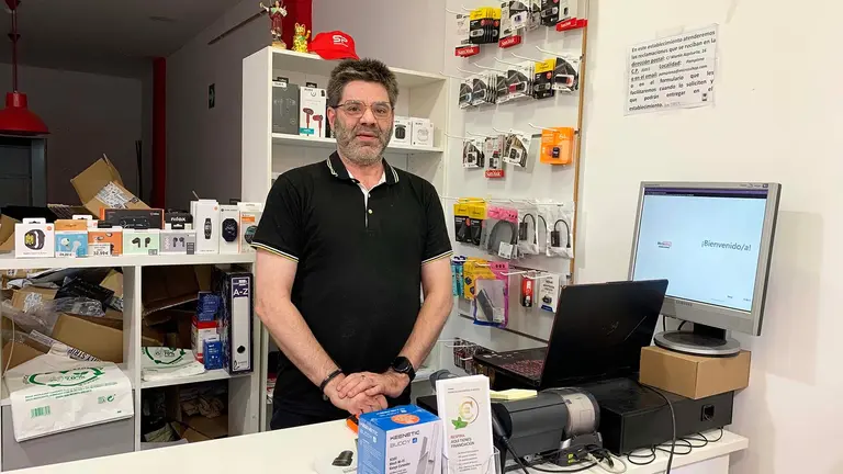 Eduardo Puyales en su tienda de informática en el barrio de San Juan. Navarra.com