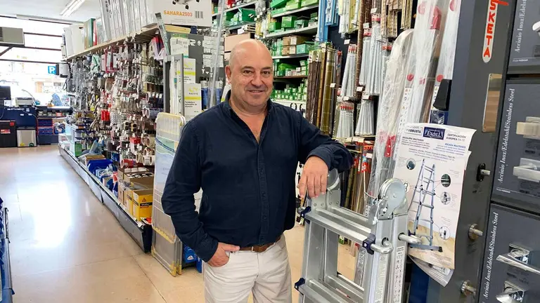 Koldo Garaicoetxea Elso en su tienda la Ferretera Navarra en Pamplona. Navarra.com