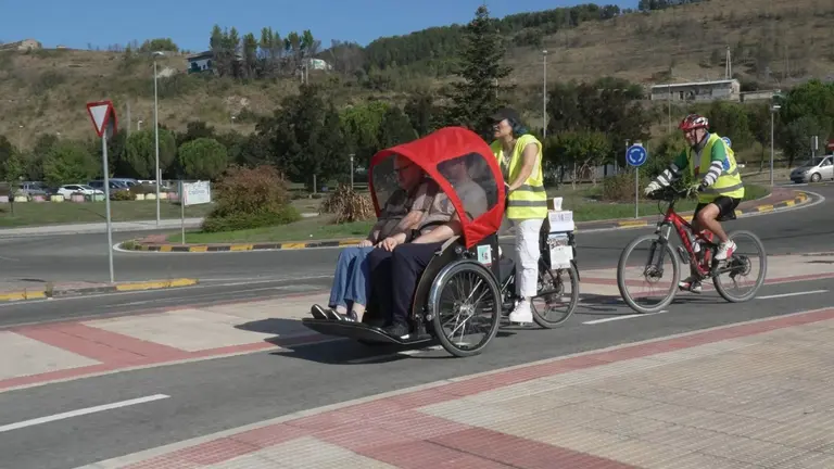 M&aacute;s de 130 personas mayores y con discapacidad recorren Pamplona. CEDIDA
