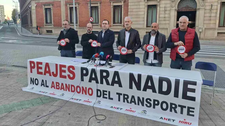 Rueda de prensa de ANET, Hiru y Tradisna en protesta por la situaci&oacute;n del sector del transporte por carretera en Navarra. EUROPA PRESS