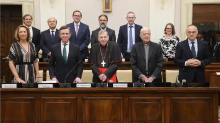Autoridades y ganadores de la VII edici&oacute;n de los Premios Raz&oacute;n Abierta en la Pontificia Academia de las Ciencias en el Vaticano. UNIVERSIDAD DE NAVARRA