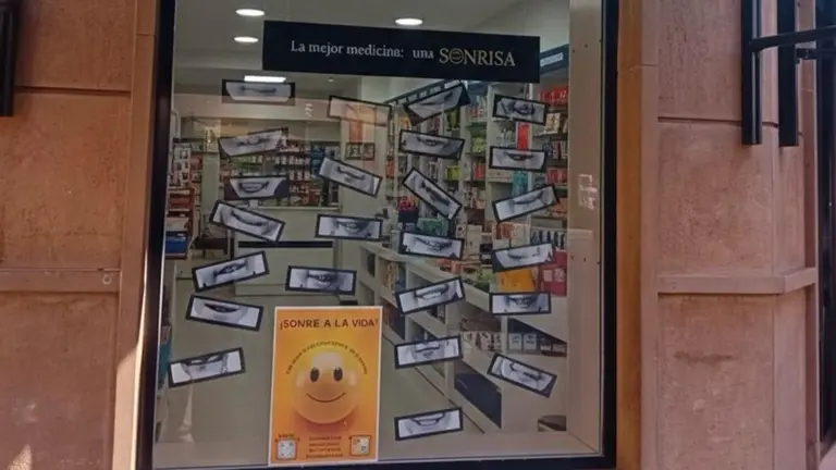 Escaparate de un comercio de Estella participante en el D&iacute;a Internacional de la Sonrisa. CEDIDA