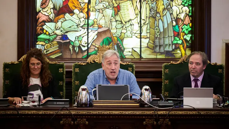 El alcalde, Joseba Asirón, durante la celebración del pleno del Ayuntamiento de Pamplona. PABLO LASAOSA
