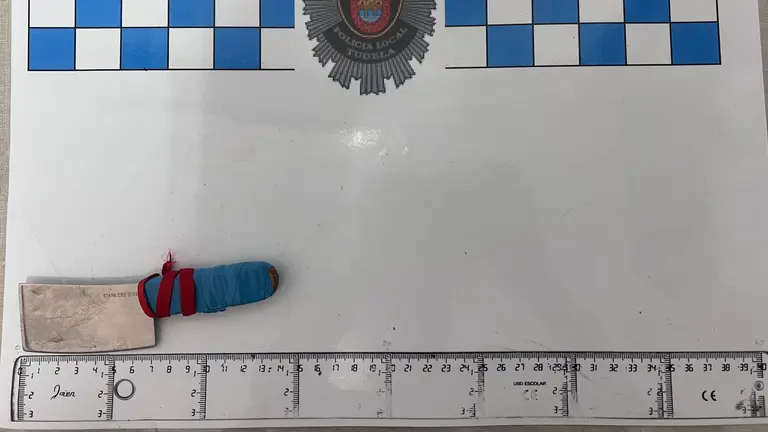 Imagen del machete con el que el detenido amenaz&oacute; a un padre y sus dos hijas peque&ntilde;as. POLIC&Iacute;A LOCAL DE TUDELA