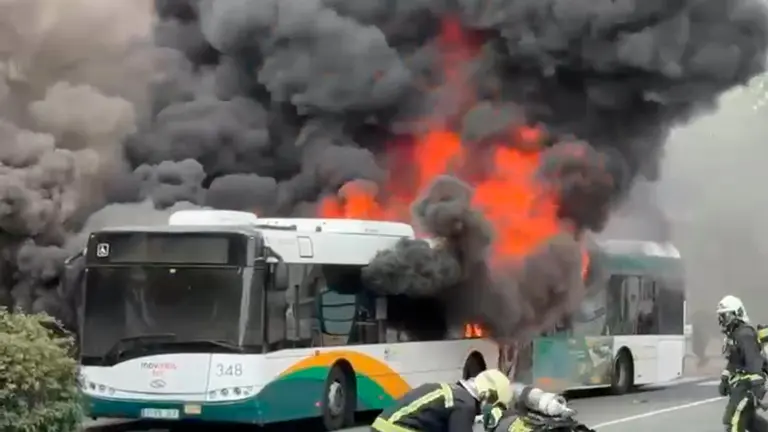 Villavesa ardiendo en Berriozar. NAVARRA.COM