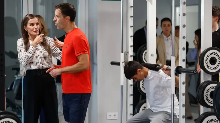 La reina Letizia (i) visita las instalaciones deportivas del centro p&uacute;blico de FP de la localidad navarra de Lumbier durante la apertura del curso de Formaci&oacute;n Profesional 2025/26 en . EFE/ Jes&uacute;s Diges