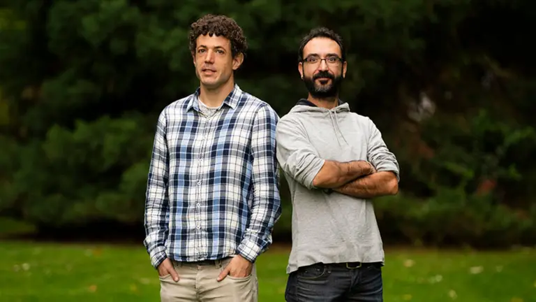 Los investigadores de la UPNA participantes en el desarrollo de la tecnolog&iacute;a, en el Campus de Arrosadia. De ida. a dcha., Eneko Garaio y Alberto L&oacute;pez. CEDIDA