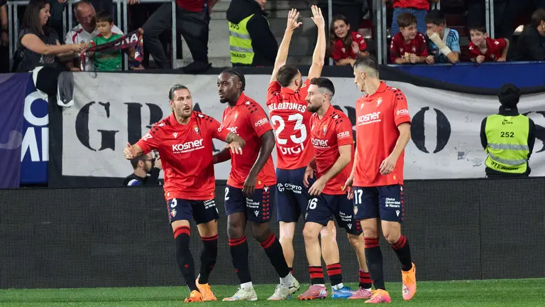 Los jugadores de Osasuna celebran el gol de Abel Bretones (1-1) durante el partido de La Liga EA Sports entre CA Osasuna y Getafe CF disputado en el estadio de El Sadar en Pamplona. IÑIGO ALZUGARAY