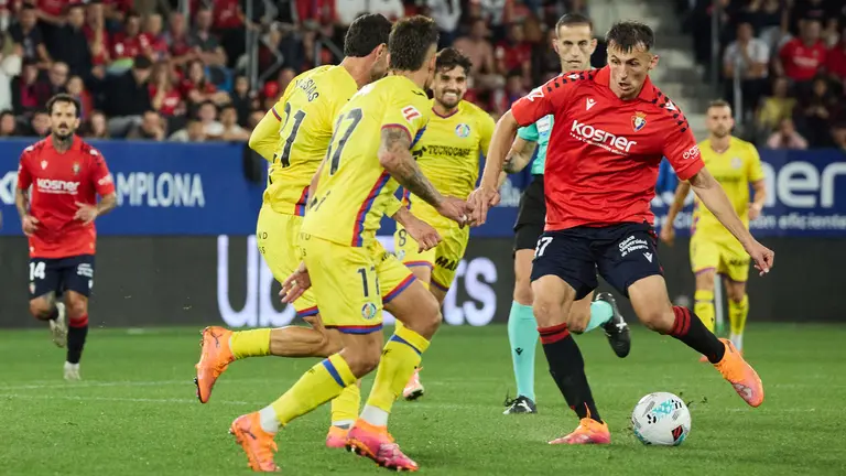 Ante Budimir (17. CA Osasuna) durante el partido de La Liga EA Sports entre CA Osasuna y Getafe CF disputado en el estadio de El Sadar en Pamplona. IÑIGO ALZUGARAY