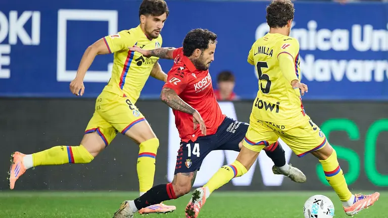 Rubén García en acción ante dos rivales del Getafe en el estadio de El Sadar. Ricardo Larreina / AFP7 / Europa Press
03/10/2025 ONLY FOR USE IN SPAIN