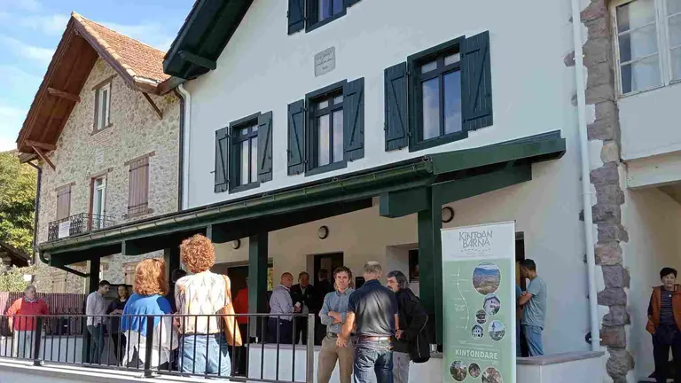 Inauguraci&oacute;n del antiguo hotel 
Anglesainea de Urepel, que ha sido reformado para acoger, en su planta baja, la sede
de la Comisi&oacute;n Sindical del Valle de Baigorri. CEDIDA