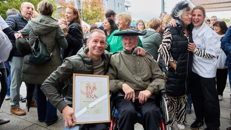 Fiesta de la Txistorra en el barrio de La Milagrosa de Pamplona con la entrega de los premios del XIX Concurso Navarro de Txistorra. IÑIGO ALZUGARAY
