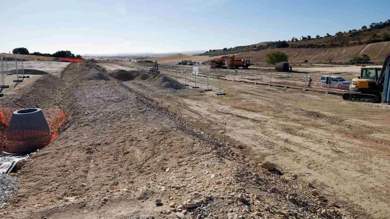 Red El&eacute;ctrica, filial de Redeia, encargada del transporte y la operaci&oacute;n del sistema el&eacute;ctrico en Espa&ntilde;a, ha dado comienzo a las obras de la nueva l&iacute;nea el&eacute;ctrica Tierra Estella-Muruarte de 220 kV que permitir&aacute; un mayor desarrollo en la zona. El evento se ha celebrado en la futura subestaci&oacute;n de Oteiza y ha contado con la presencia de la presidenta de Redeia, Beatriz Corredor, la presidenta de Navarra, Mar&iacute;a Chivite; el consejero de Industria del Gobierno Foral, Mikel Irujo; la delegada del Gobierno en Navarra, Alicia Echeverr&iacute;a; y el alcalde de Oteiza, Rub&eacute;n Mart&iacute;nez Landa, entre otras autoridades.EFE/ Jesus Diges