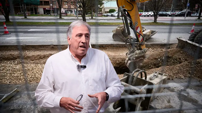 Fotomontaje con una imagen de Joseba Asir&oacute;n sobre una fotograf&iacute;a de obras en el barrio Iturrama de Pamplona. NAVARRA.COM