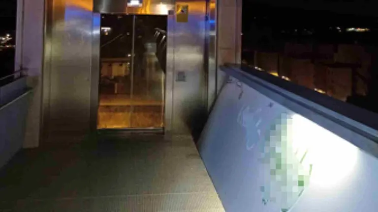 El ascensor de Echavacoiz y la pintada reci&eacute;n realizada por el grafitero. POLIC&Iacute;A MUNICIPAL DE  PAMPLONA