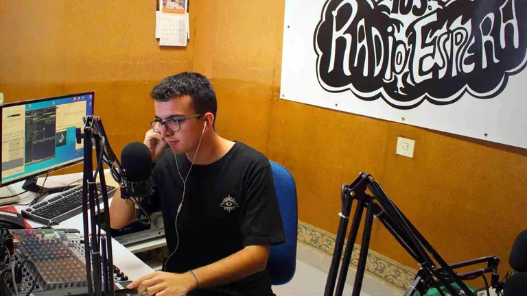 Rub&eacute;n Garde conduce uno de los programas de Radio Espera, la radio local de Falces. RADIO ESPERA