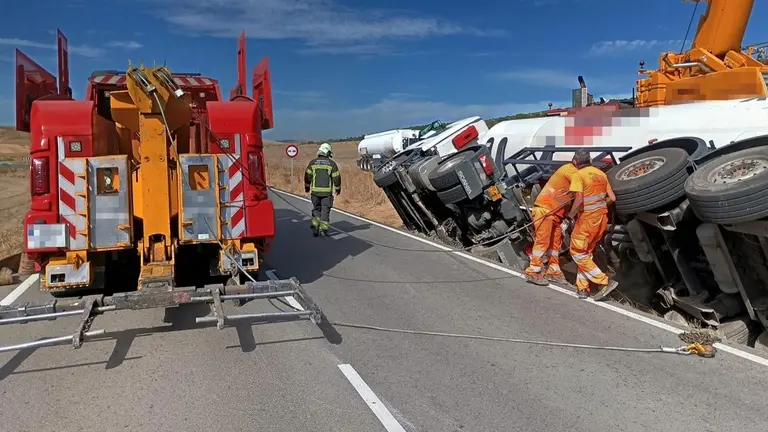 Retirada del cami&oacute;n accidentado. BOMBEROS DE NAVARRA