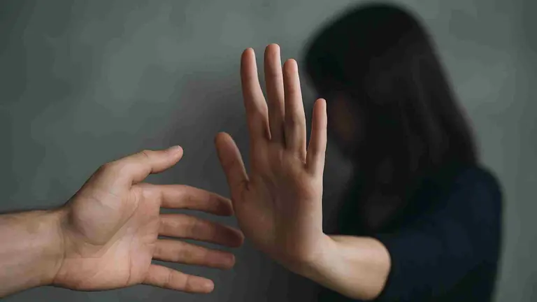 La mujer no prest&oacute; su consentimiento a los tocamientos sexuales. Imagen generada por Inteligencia Artificial.