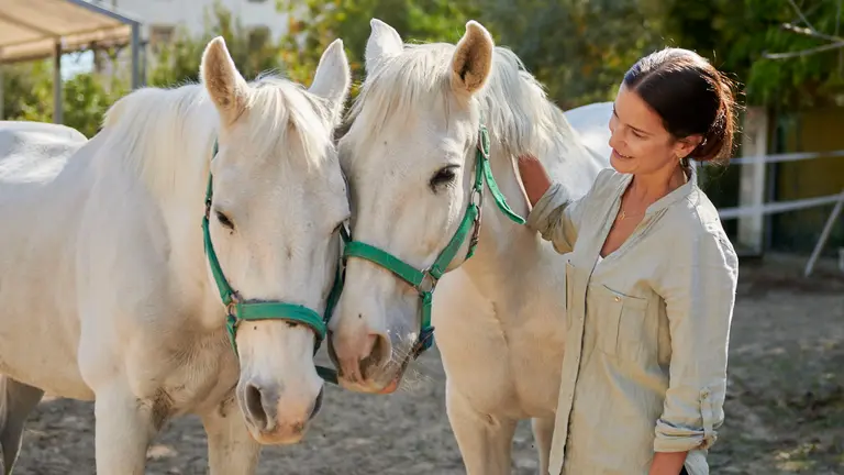 Belén Jaurrieta en el nuevo centro de psicología y terapia asistida con caballo en Yárnoz. IRANZU LARRASOAÑA