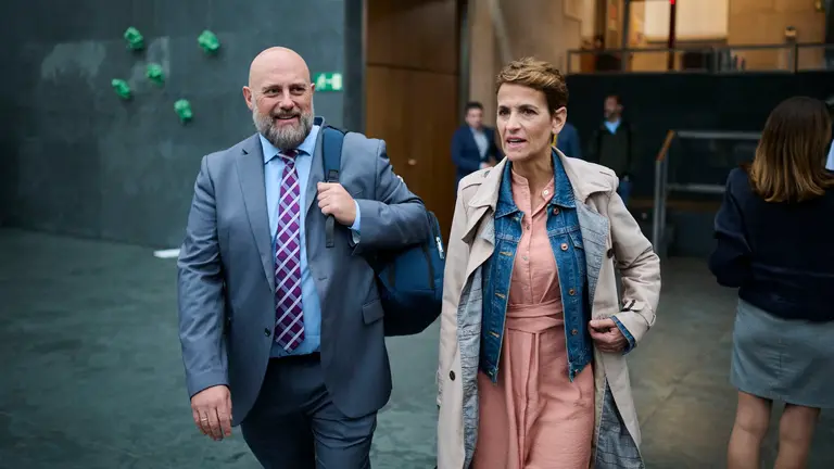 El consejero de Econom&iacute;a y Hacienda, Jos&eacute; Luis Arasti, junto con la presidenta del Gobierno de Navarra, Mar&iacute;a Chivite, minutos antes de comenzar el Pleno del Parlamento de Navarra. PABLO LASAOSA