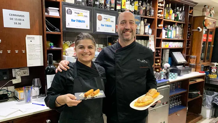 Fabiane Teixeira e Iñaki Lizarraga en el bar El Txikito de Barañáin. Navarra.com