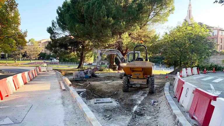 Obras del nuevo carril bici en la Plaza de los Fueros. Navarra.com