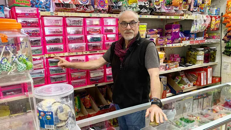 Agustín Villarroya 'Tino' en su tienda de chucherías en Ansoáin. Navarra.com