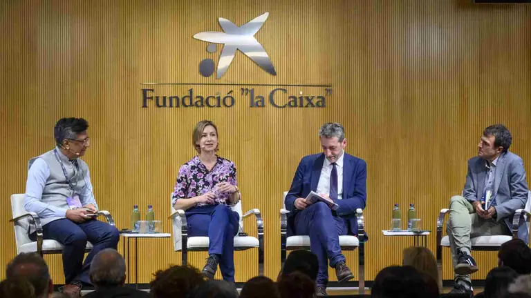 De derecha a izquierda: Shrashtant Patara, director ejecutivo de Development Alternatives y vicepresidente ejecutivo de DA Group (Delhi, India), Kasia Odrozek, coordinadora de Business Council for Ethics of AI, Bioethics and Ethics of Science, SHS Sector, UNESCO, Jos&eacute; Mois&eacute;s Mart&iacute;n Carretero, director general del Centro para el Desarrollo Tecnol&oacute;gico y la Innovaci&oacute;n (CDTI), y Gorka Espiau, director de Agirre Lehendakaria Center y director cient&iacute;fico de Work4Progress (W4P). DAVID CAMPOS / FUNDACI&Oacute;N LA "CAIXA"