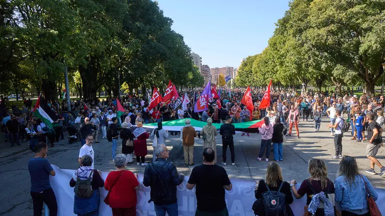 Miles de personas recorren las calles de Pamplona en solidaridad con Palestina y en contra del genocidio de Israel en el marco de los paros convocados por los sindicatos en apoyo al pueblo palestino. NAVARRA.COM