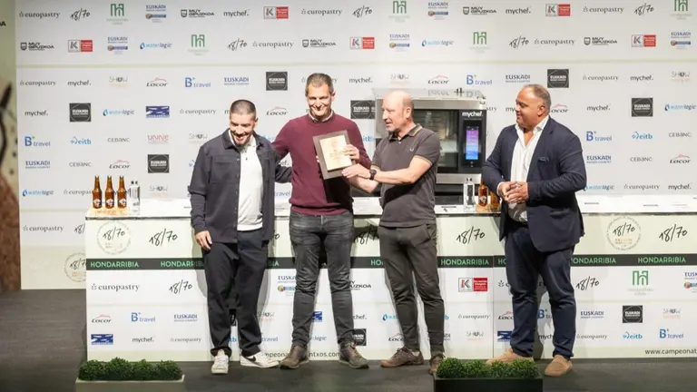 Roberto Irurzun, Roberto Recas&eacute;ns y Javier Prebost de Vermuter&iacute;a R&iacute;o de Pamplona, Premio Mejor Bar de Pintxos. CEDIDA