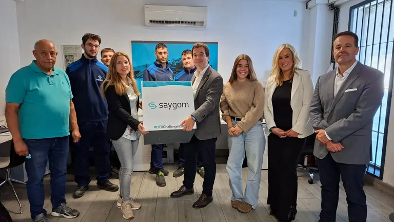 El consejero Irujo, junto a la fundadora Elena Moreno, los directores generales, Basterra y Arruti junto al equipo de Saygom.