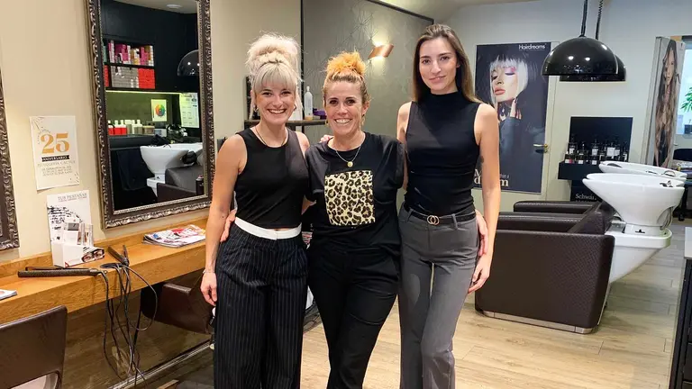 Cristina Echeverría, en el centro, junto a Miren y Lucía en la peluquería Cactus de Estella. Navarra.com