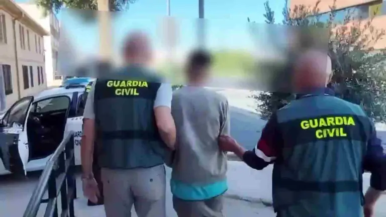 Momento de la detenci&oacute;n del joven de Peralta acusado de hasta ocho robos. GUARDIA CIVIL