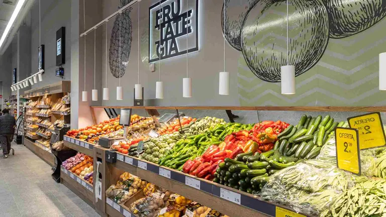 Zona de panader&iacute;a y fruter&iacute;a del nuevo BM de la Chantrea. DAVID VICENTE