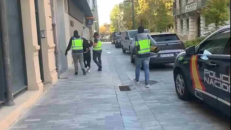 Uo de los detenidos es trasladado a la comisar&iacute;a de la Polic&iacute;a Nacional en Pamplona. POLIC&Iacute;A NACIONAL