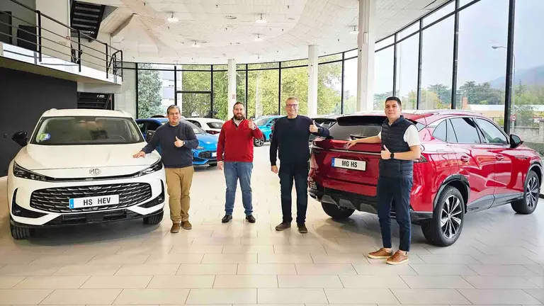 MG vuelve a Navarra de la mano del grupo Torregrosa. De izquierda a derecha  Andr&eacute;s Ju&aacute;rez, Daniel Cabeza, I&ntilde;igo Huici y Luis Olaya de MG Coventry Auto.