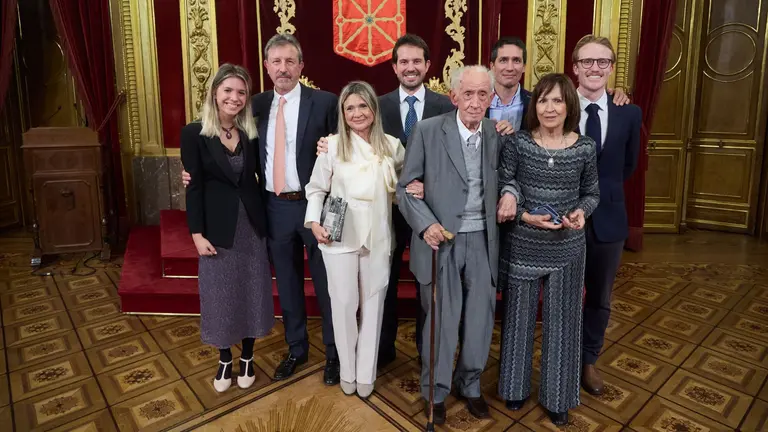 Foto de la doctora Guarch con sus familiares. De izquierda a derecha en la fila superior: Rosa Ordoki (hija), Luis Ordoki (esposo), Ignacio Ordoki (hijo), Gonzalo Manubens (ahijado) y Marcus Moore (yerno). En la fila inferior: Rosa Guarch; Antonio Guarch (padre), Mari Carmen Guarch (hermana). GOBIERNO DE NAVARRA