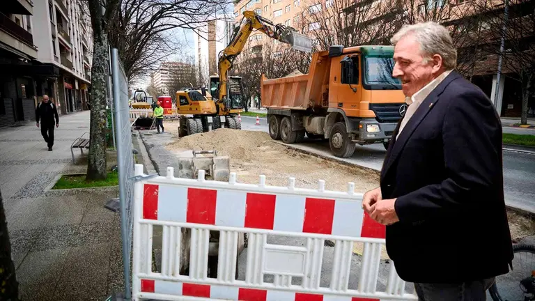 Fotomontaje con una imagen del alcalde de Pamplona, Joseba Asir&oacute;n, sobre una vista de las obras en P&iacute;o XII. NAVARRA.COM