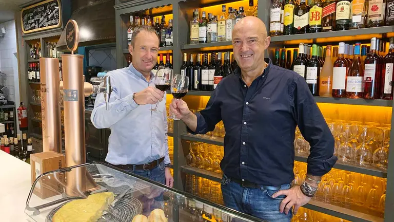 Los hermanos Alberto y Juan Luis Contín en el bar El Burladero de Pamplona. Navarra.com