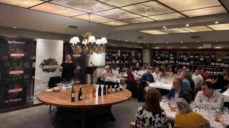 Cata dedicada a los vinos navarros reconocidos en el informe &ldquo;Navarra 2025&rdquo; del
reputado cr&iacute;tico brit&aacute;nico Tim Atkin MW. La sesi&oacute;n fue dirigida por Beth Willard. LA VINOTECA