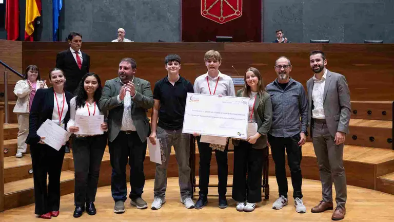 El equipo del Colegio San Ignacio, equipo ganador en castellano, posa con Unai Hualde, Ritxar Arlegui y Miguel Matellanes. UNIVERSIDAD P&Uacute;BLICA DE NAVARRA