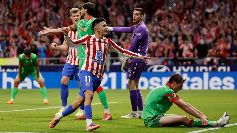 El delantero del Atlético de Madrid Thiago Almada (i) celebra tras anotar durante el encuentro correspondiente a la jornada 9 de Laliga EA Sports que disputan hoy sábado Atlético de Madrid y Osasuna en el estadio Metropolitano, en Madrid. EFE/ Sergio Pérez
